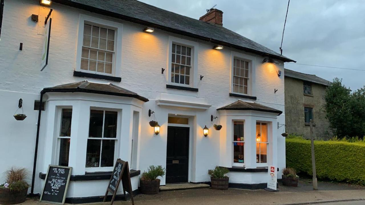 فندق The Fox And Hounds ويتيلبري المظهر الخارجي الصورة