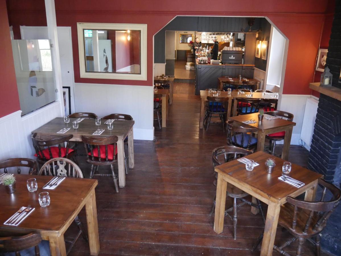 فندق The Fox And Hounds ويتيلبري المظهر الخارجي الصورة
